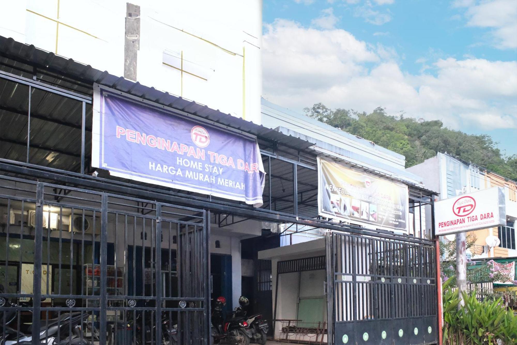 Oyo 93117 Penginapan Tiga Dara Jayapura Exterior photo