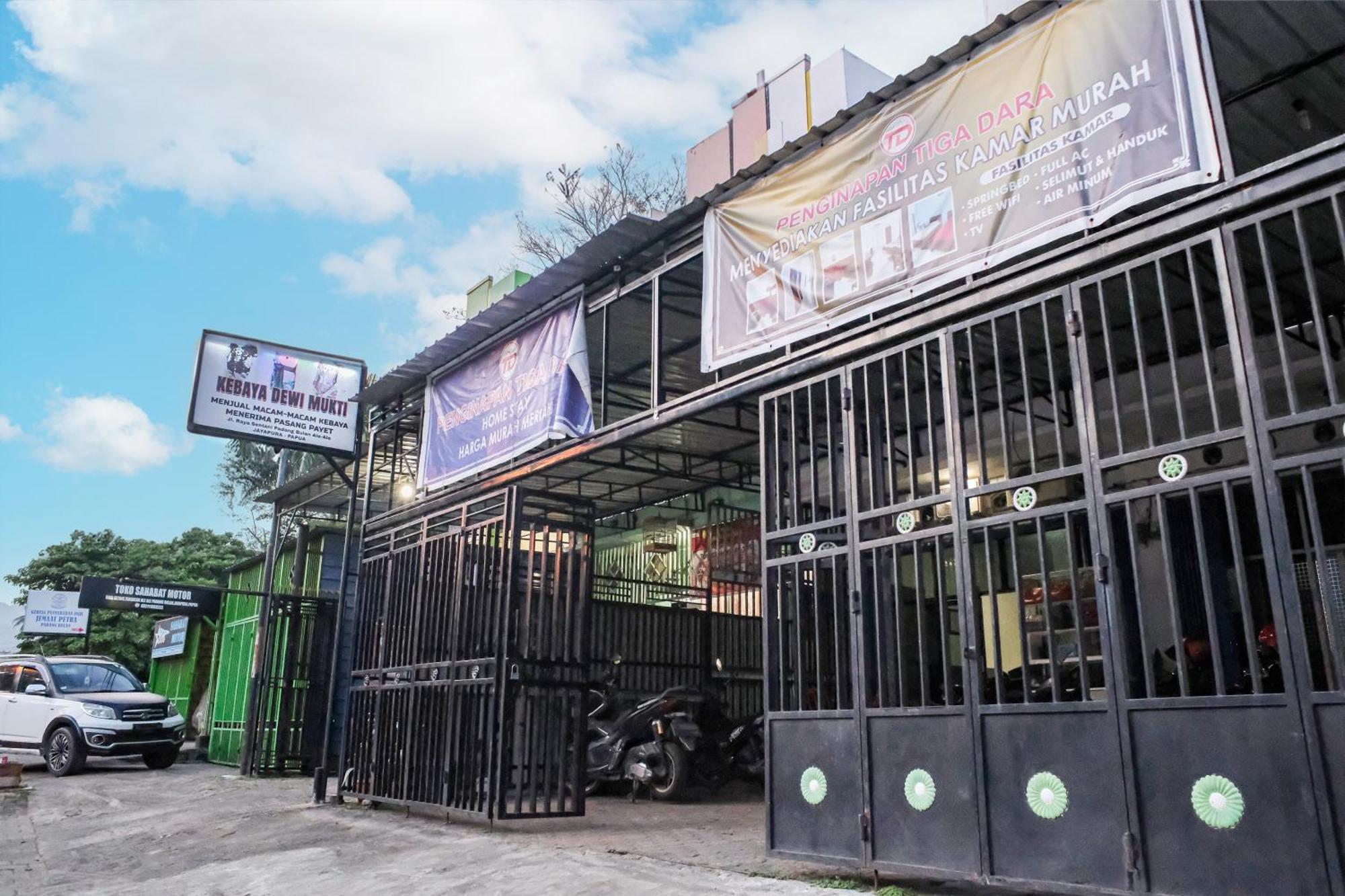 Oyo 93117 Penginapan Tiga Dara Jayapura Exterior photo